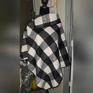 (I) Bijorca Black and White Checkered Poncho One Size